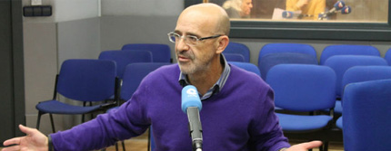 Pérez Bryan con el estudio de Rock FM al fondo